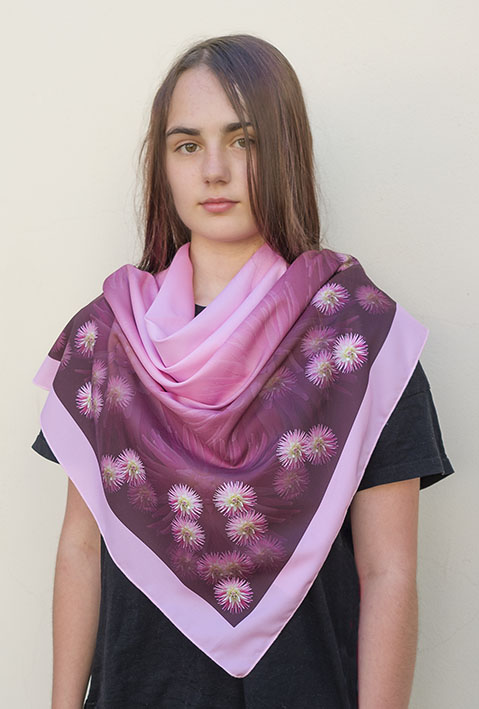 šátek společenský - růžové chryzantémy