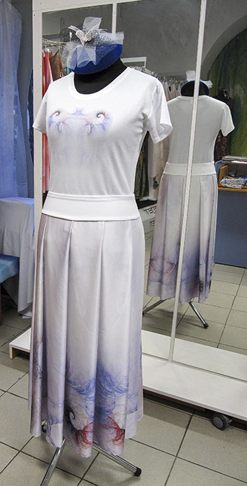 Dlouhá sukně a tričko - antický mramor